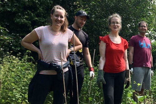 ARAG-employees-gardening-at-St-Peter's-Hospice